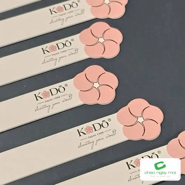 Thẻ giấy bế hình hoa sắc nét, ví dụ cho tiêu chí độ chính xác khi bế và in
