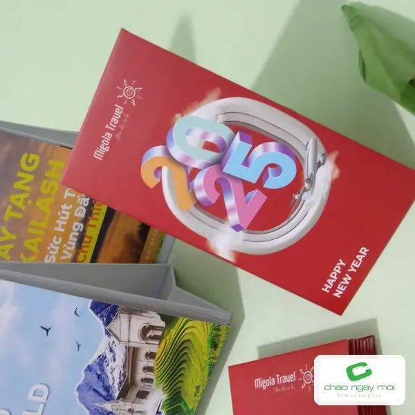 Phong bì và sổ tay in cùng bộ nhận diện, cho thấy sự ổn định giữa các sản phẩm