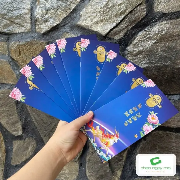 Bộ thiệp in sắc n&eacute;t được x&ograve;e ra để kiểm tra bề mặt in