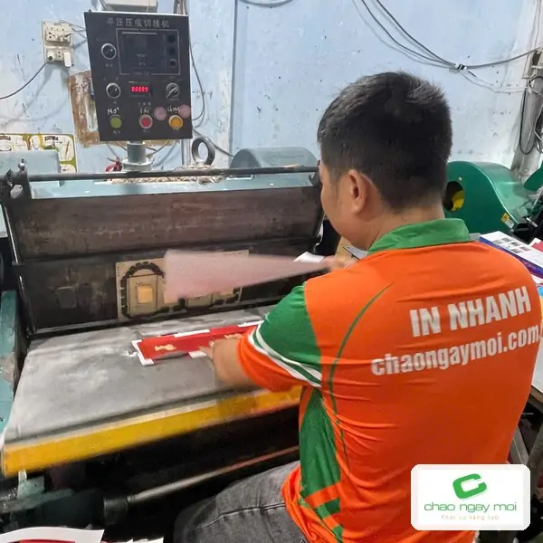 Nhân viên xưởng in vận hành máy bế trong quá trình hoàn thiện thành phẩm