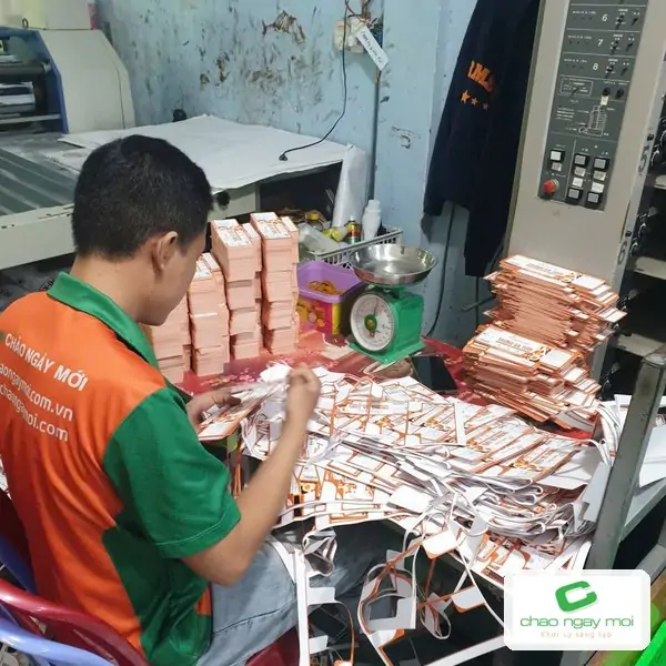 C&ocirc;ng nh&acirc;n vận h&agrave;nh m&aacute;y tại xưởng in