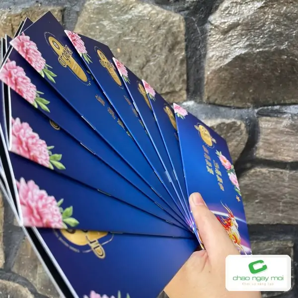Thiệp gấp quạt in nhanh được xòe ra để kiểm tra màu sắc và độ đồng đều giữa các tờ