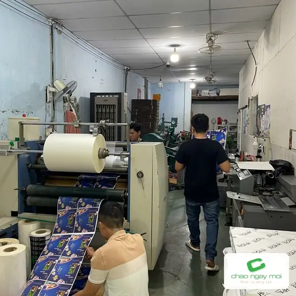 C&ocirc;ng nh&acirc;n gia c&ocirc;ng th&agrave;nh phẩm sau in tại xưởng