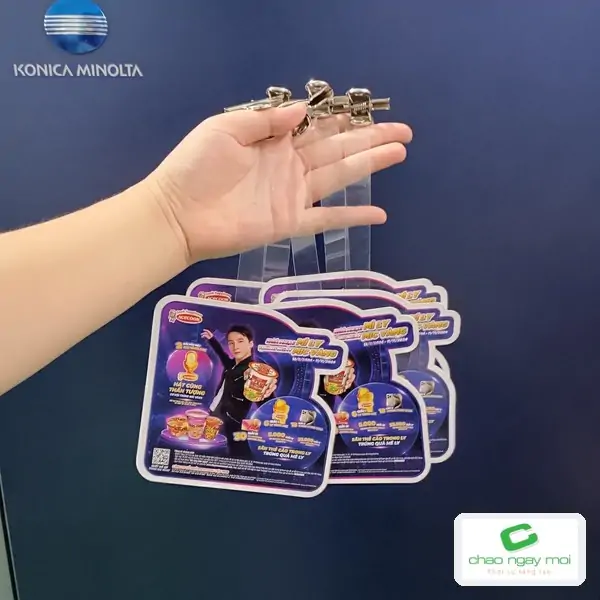 Móc treo trong suốt in hình nhân vật tại máy in Konica Minolta
