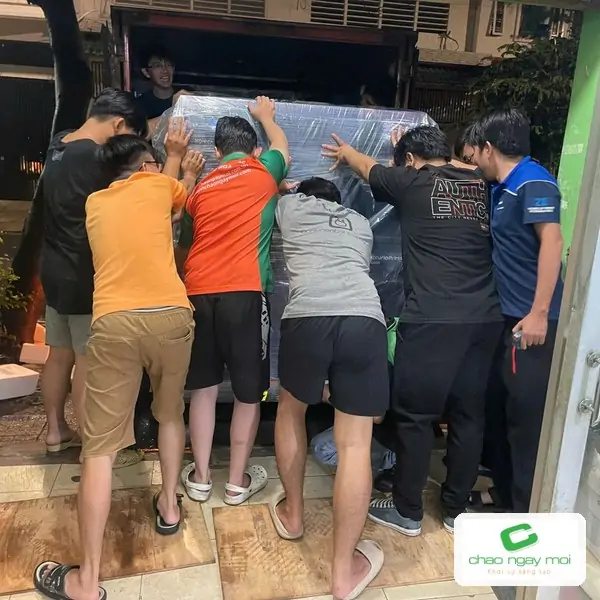 Nh&oacute;m nh&acirc;n vi&ecirc;n c&ugrave;ng chuyển m&aacute;y m&oacute;c v&agrave;o xưởng