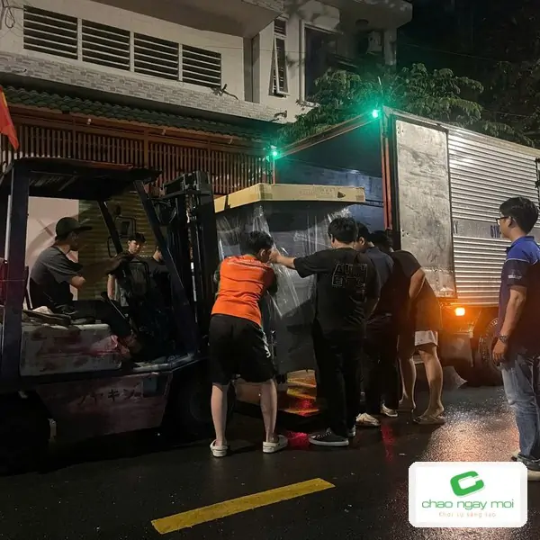 Xe n&acirc;ng đưa thiết bị lớn v&agrave;o xưởng in