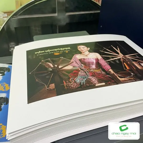 C&aacute;c tờ in nhiều mẫu c&ugrave;ng khổ chuẩn bị cắt th&agrave;nh phẩm