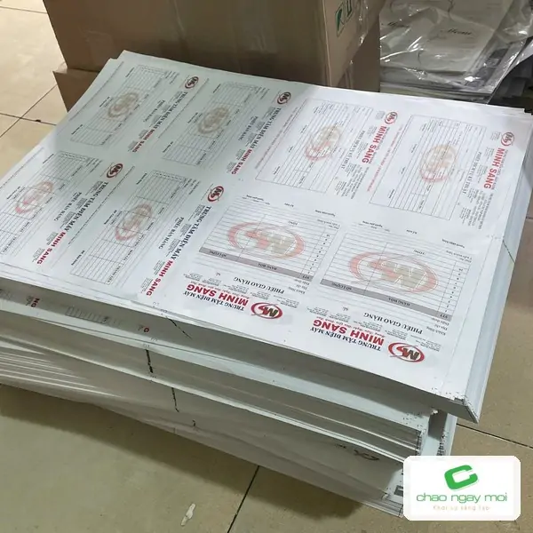 Tờ in thành phẩm được lấy ra từ máy in kỹ thuật số