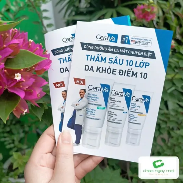 Tờ rơi CeraVe in sắc n&eacute;t cầm tr&ecirc;n tay