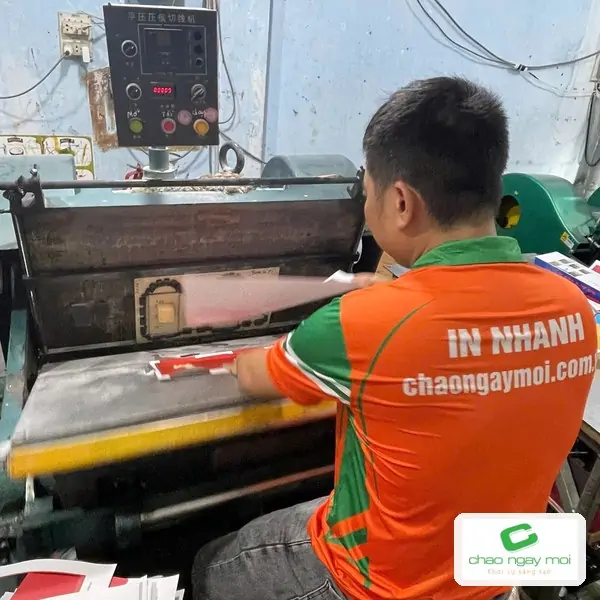 Công nhân vận hành máy bế, công đoạn tạo hình sản phẩm từ giấy
