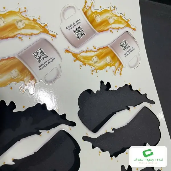 Tờ decal đã cắt hình, phần thừa được tách bỏ sau khi bế