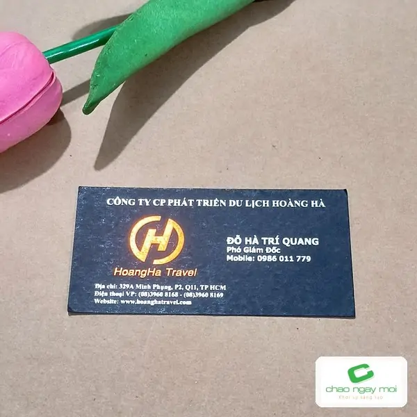Danh thiếp nền tối ép kim cam, logo nổi bật trên chất liệu giấy