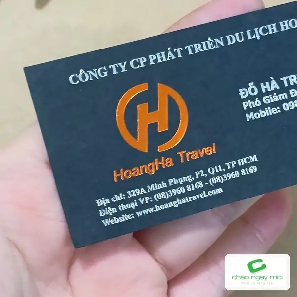Chi tiết ép kim trên danh thiếp, nét chữ rõ và sáng