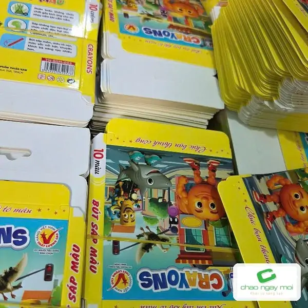 Hộp giấy in màu tươi sau khi bế, cho thấy chất lượng in số lượng nhiều mẫu