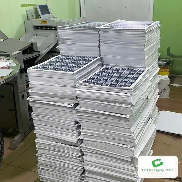 Hai chồng tờ in được xếp cao sau một đợt sản xuất