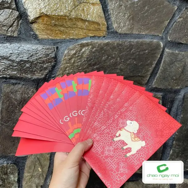 Chồng bao lì xì ép kim xếp quạt để kiểm tra độ đồng đều chi tiết