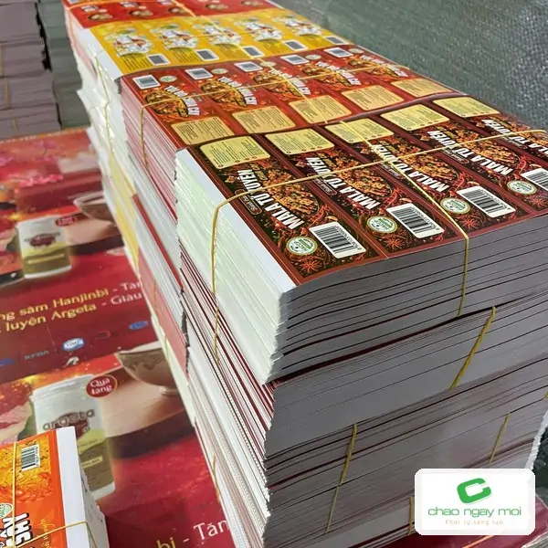 Chồng tờ in nh&atilde;n nhiều m&agrave;u được cột gọn chuẩn bị gia c&ocirc;ng