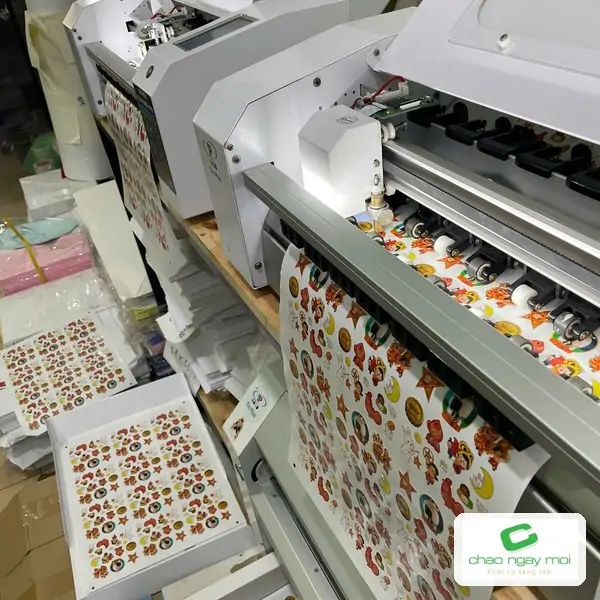 Máy in và máy cắt decal trong xưởng, một phần thiết bị cần có của xưởng in